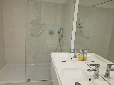 Apartamento T3 com garagem em condomínio fechado com segurança, junto à praia
