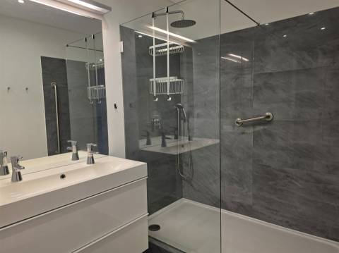 Apartamento T3 com garagem em condomínio fechado com segurança, junto à praia