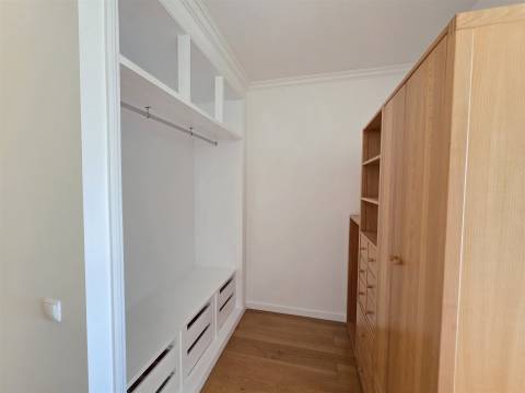 Apartamento T3 com garagem em condomínio fechado com segurança, junto à praia