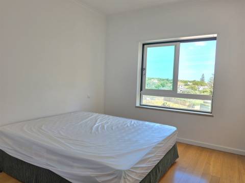 Apartamento T3 com garagem em condomínio fechado com segurança, junto à praia