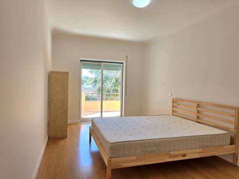 Apartamento T3 com garagem em condomínio fechado com segurança, junto à praia