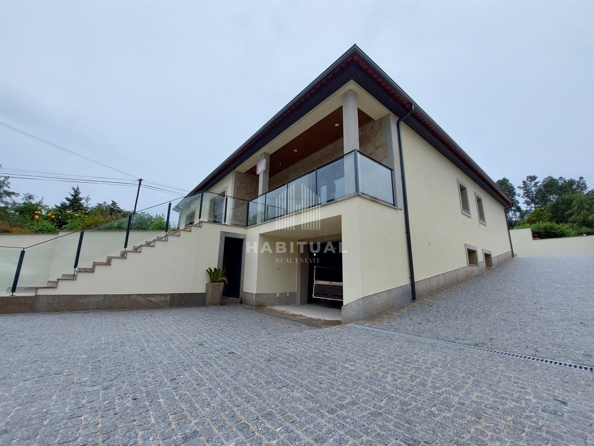 Moradia Isolada T4 com Piscina e Jardim em Riba de Âncora