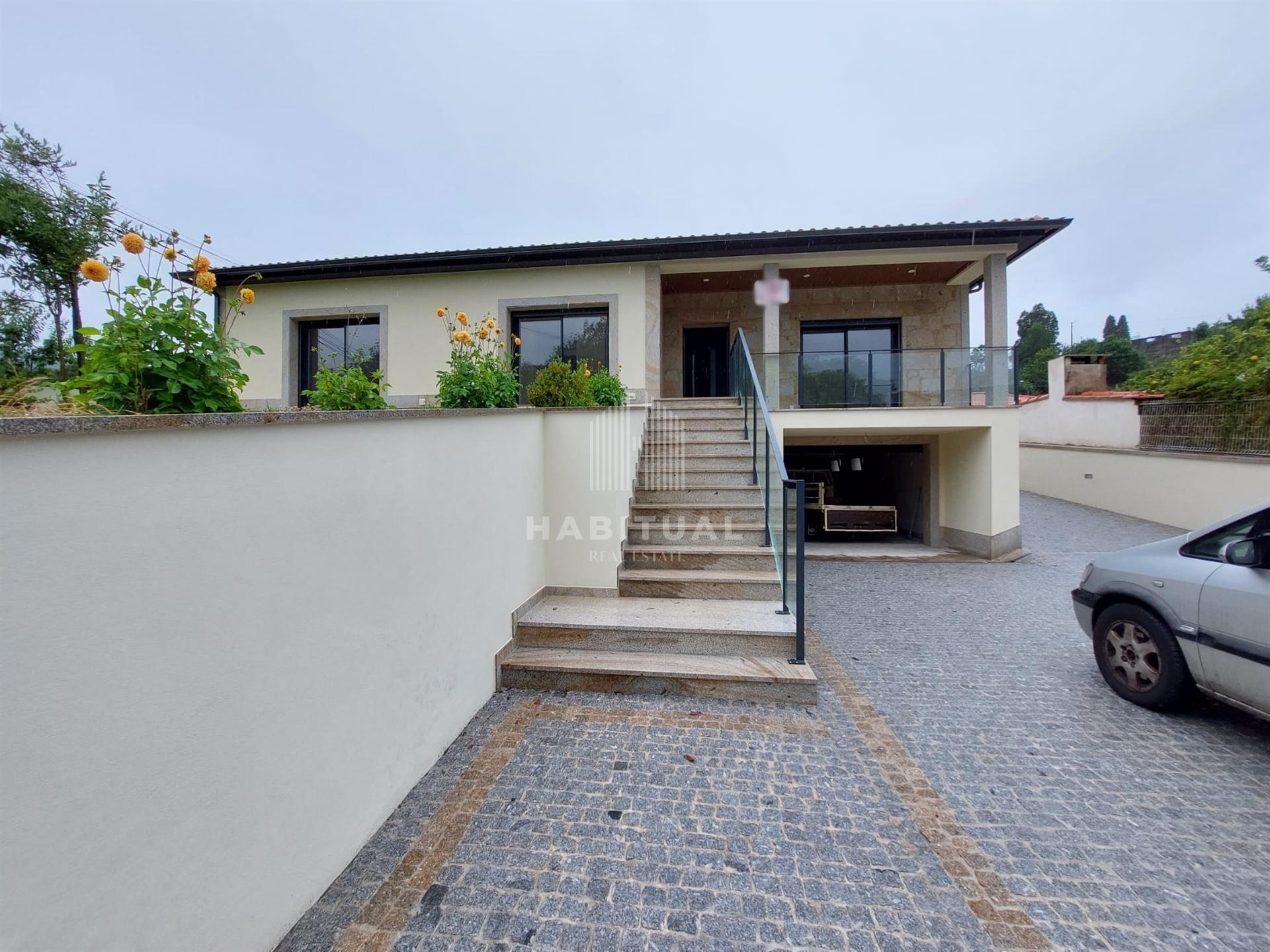 Moradia Isolada T4 com Piscina e Jardim em Riba de Âncora