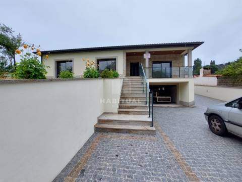 Moradia Isolada T4 com Piscina e Jardim em Riba de Âncora