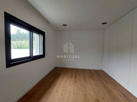 Moradia Isolada T4 com Piscina e Jardim em Riba de Âncora