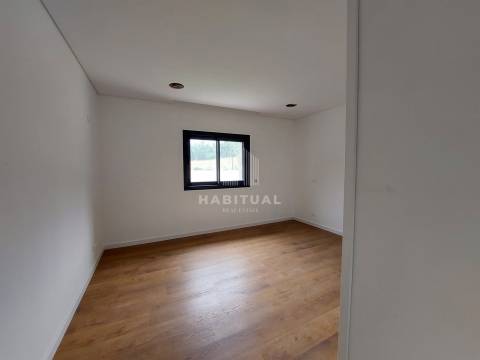Moradia Isolada T4 com Piscina e Jardim em Riba de Âncora