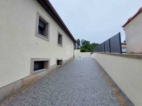 Moradia Isolada T4 com Piscina e Jardim em Riba de Âncora