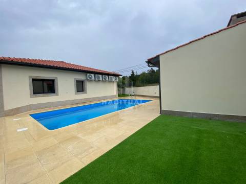 Moradia Isolada T4 com Piscina e Jardim em Riba de Âncora