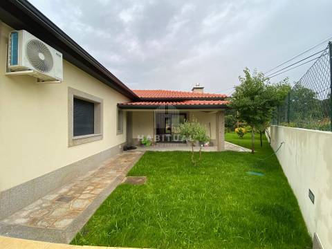 Moradia Isolada T4 com Piscina e Jardim em Riba de Âncora
