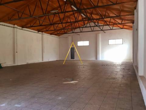 Armazém com 252 m² em Terreno de 510 m² — Arrendado | Excelente Investimento