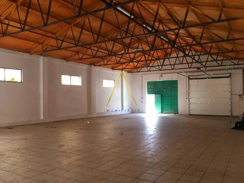 Armazém com 252 m² em Terreno de 510 m² — Arrendado | Excelente Investimento