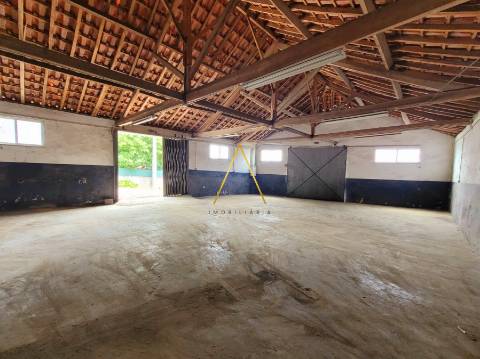 Armazém com 178 m² em Terreno de 288 m² — Afeto a Serviços | Armazém e Oficina