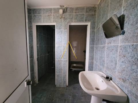 Armazém com 178 m² em Terreno de 288 m² — Afeto a Serviços | Armazém e Oficina