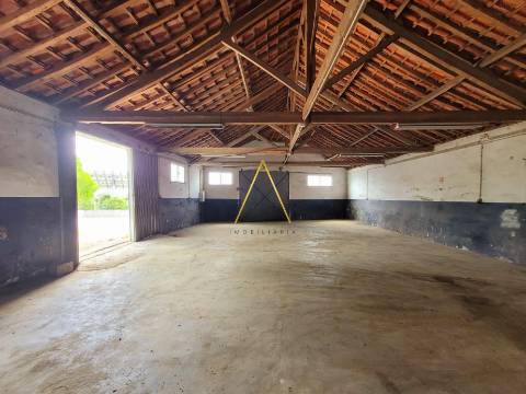 Armazém com 178 m² em Terreno de 288 m² — Afeto a Serviços | Armazém e Oficina