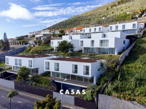 Moradia Geminada de LUXO - MOBILADA com PISCINA | São Martinho, Funchal