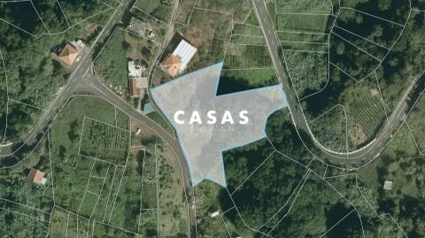 Moradia devoluta num lote de terreno misto de 2.950m² com duas frentes de estrada em Santana