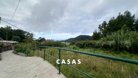 Moradia devoluta num lote de terreno misto de 2.950m² com duas frentes de estrada em Santana