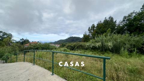 Moradia devoluta num lote de terreno misto de 2.950m² com duas frentes de estrada em Santana