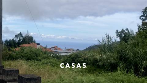 Moradia devoluta num lote de terreno misto de 2.950m² com duas frentes de estrada em Santana