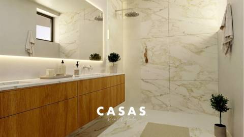 Moradia Geminada com 3 Suítes, Piscina privada, ar-condicionado e garagem para 2 viaturas.