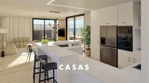 Moradia Geminada com 3 Suítes, Piscina privada, ar-condicionado e garagem para 2 viaturas.
