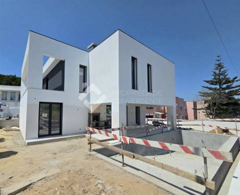 Moradia T4 com piscina - Charneca de Caparica
