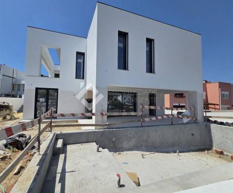 Moradia T4 com piscina - Charneca de Caparica
