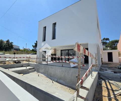 Moradia T4 com piscina - Charneca de Caparica