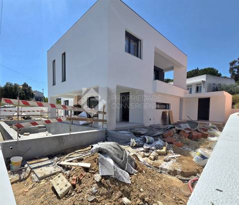Moradia T4 com piscina - Charneca de Caparica