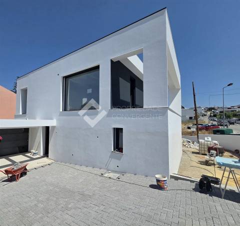 Moradia T4 com piscina - Charneca de Caparica