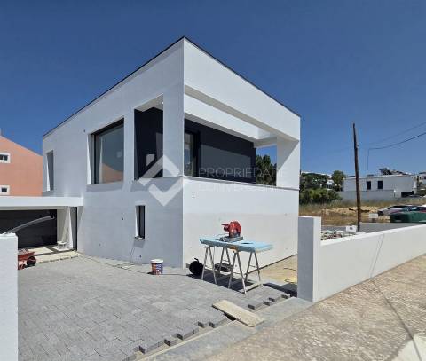 Moradia T4 com piscina - Charneca de Caparica