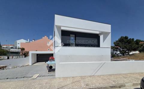Moradia T4 com piscina - Charneca de Caparica