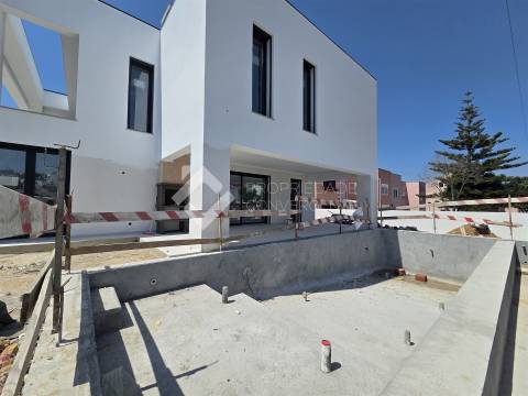 Moradia T4 com piscina - Charneca de Caparica