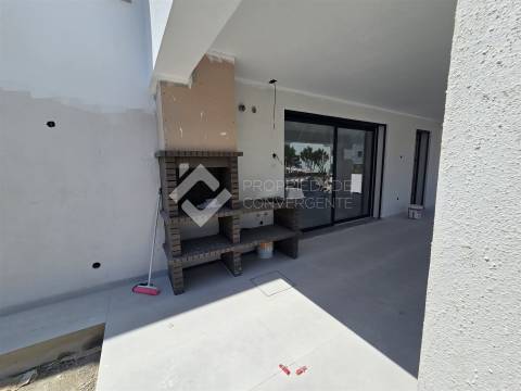 Moradia T4 com piscina - Charneca de Caparica