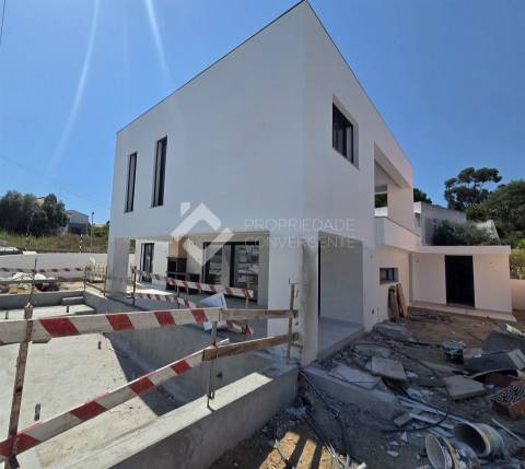 Moradia T4 com piscina - Charneca de Caparica
