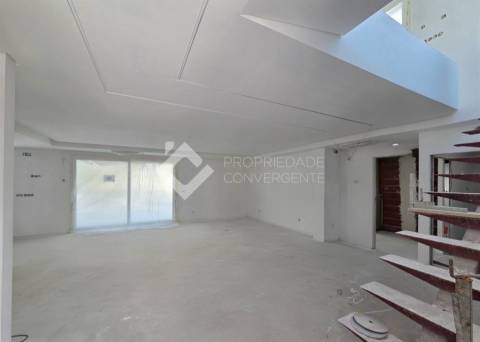 Moradia T4 com piscina - Charneca de Caparica