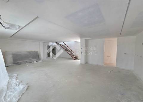 Moradia T4 com piscina - Charneca de Caparica