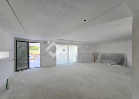 Moradia T4 com piscina - Charneca de Caparica