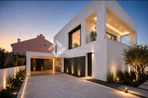Moradia T4 com piscina - Charneca de Caparica