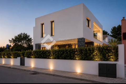 Moradia T4 com piscina - Charneca de Caparica