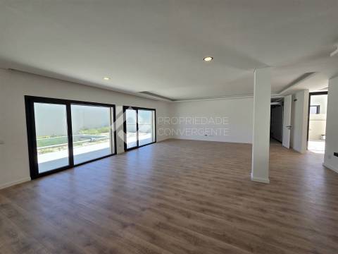 Moradia de Luxo T4 com piscina - Azeitão