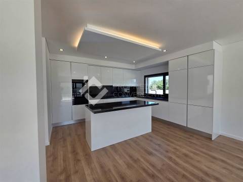 Moradia de Luxo T4 com piscina - Azeitão