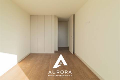 Apartamento T3 Poente 117m2 de área útil Garagem Box