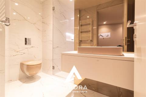 Apartamento T3 - Sul - Terraço + Varanda - Box 2 carros