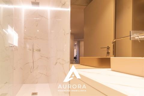 Apartamento T3 - Sul - Terraço + Varanda - Box 2 carros