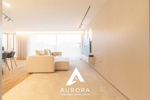Apartamento T3 - Sul - Terraço + Varanda - Box 2 carros