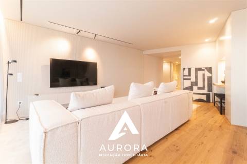 Apartamento T3 - Sul - Terraço + Varanda - Box 2 carros