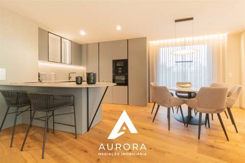 Apartamento T3 - Sul - Terraço + Varanda - Box 2 carros