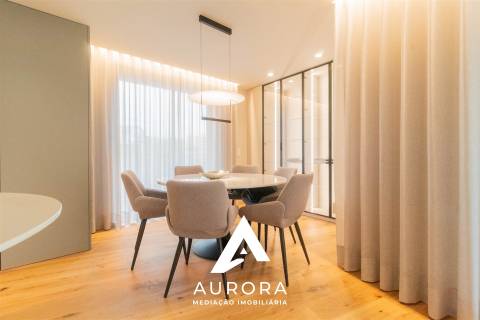 Apartamento T3 - Sul - Terraço + Varanda - Box 2 carros