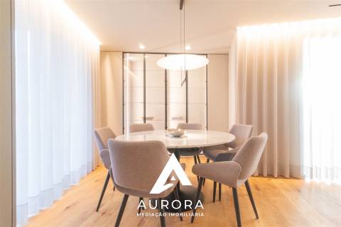 Apartamento T3 - Sul - Terraço + Varanda - Box 2 carros